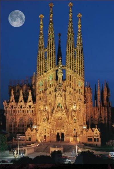 Art - La construction de la Sagrada Familia a débuté en 1882 mais quand a-t-elle été achevée ?