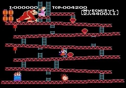 Avec quelle arme Donkey attaque-t-il Mario dans ce jeu ?