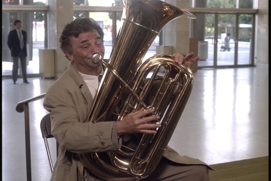 Au cours d'une enquête, Columbo révèle son talent pour un instrument de musique. Lequel ?