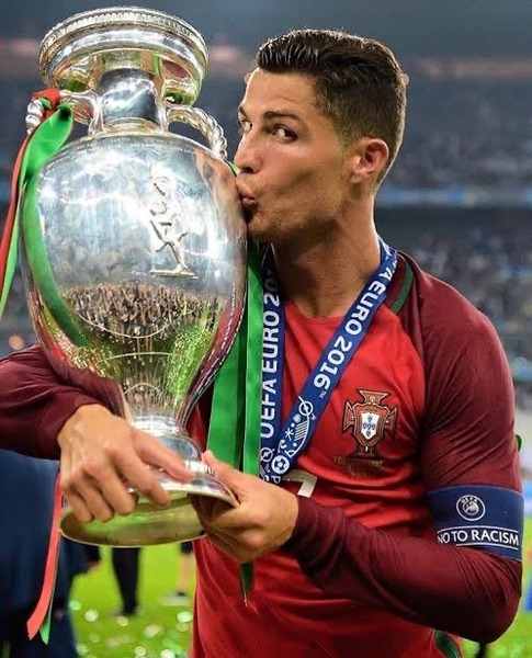 Question Bonus : Dans l'histoire du Championnat d'Europe des Nations, le portugais Cristiano Ronaldo est à ce jour......