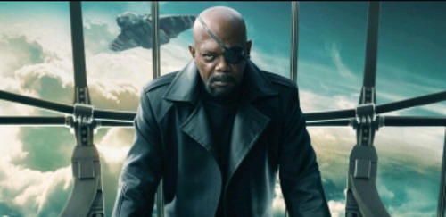 Após os eventos do segundo filme do capitão américa, Nick Fury está morando no sítio do Gavião Arqueiro.