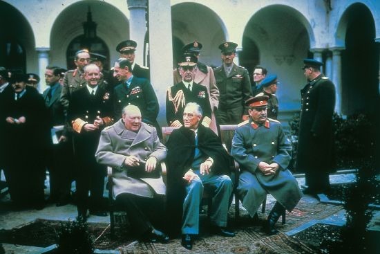 Quels célèbres dirigeants se sont réunis à Yalta en février 1945 ?