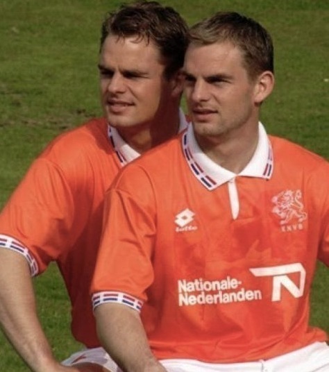 Qui des frères De Boer compte le plus de sélections avec l'équipe des Pays-Bas ?