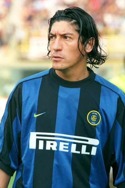 N'ayant pas pu obtenir le numéro 9 à l'Inter Milan, quel numéro était floqué dans le dos d'Ivan Zamorano ?