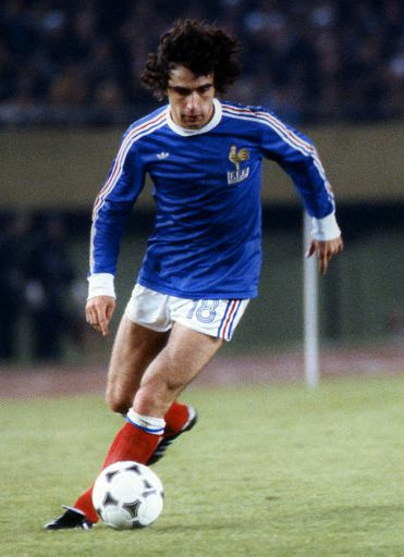 Le 23 avril 1977, contre qui inscrit-il son premier but en équipe de France ?