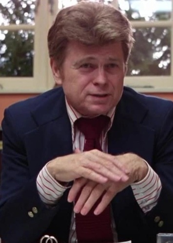 Quel est le nom du directeur de l'Overlook ?