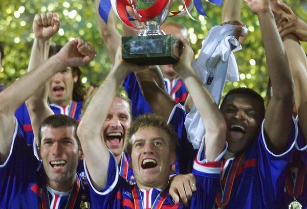 Didier Deschamps remporte l' Euro 2000, il est le second capitaine français à soulever ce trophée après ......
