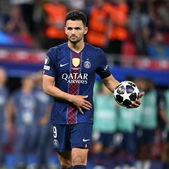 Alors que le score est toujours de 1-1, qui est ce portugais qui fait son entrée dans les arrêts de jeu côté parisien ?