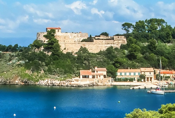 Quelle est la particularité de Port-Cros, l’une des trois îles d’Or au large de Hyères, dans le Var ?