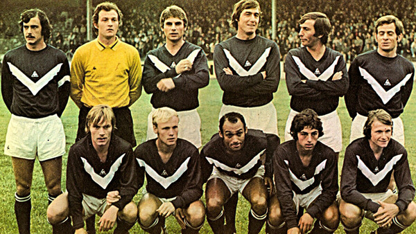 Qu'est-ce qui apparait généralement sur le maillot des Girondins depuis les années 30 ?