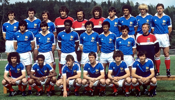 Lors du Mondial 82, quelle équipe ne se trouve pas dans le groupe des Bleus ?