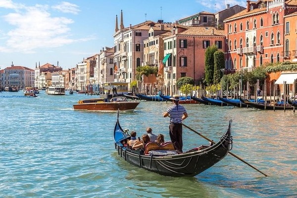 Quelle est la longueur du "Grand Canal", qui traverse la ville de Venise, en Italie ?