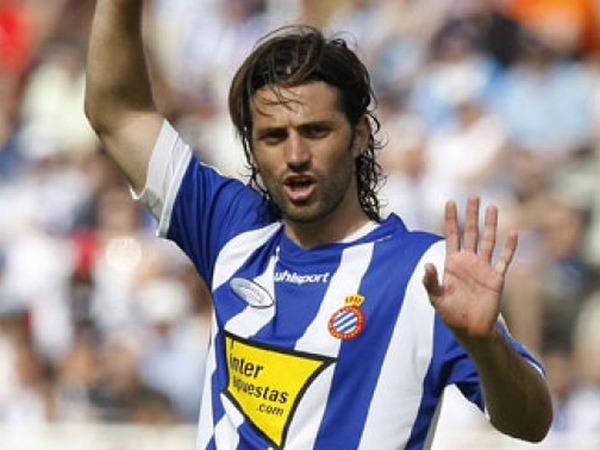 L'Espanyol Barcelone a retiré le numéro de Dani Jarque à la mort de celui-ci. Il s'agit du ?