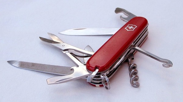 Cet outil qui est un couteau suisse n'a pas quelle fonction ?