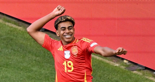 Lors de la première demi-finale, ce "gamin" de 16 ans, égalise d'un but fabuleux face aux français. C'est ?