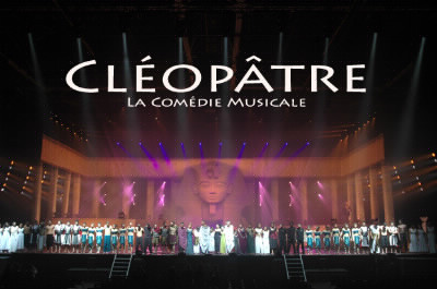 Qui a longtemps interprété Cléopâtre dans la comédie musicale du même nom ?