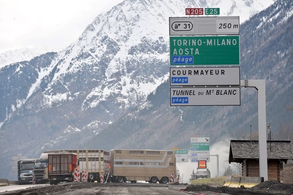Inauguré en 1965, le tunnel du Mont-Blanc relie Chamonix à quelle ville italienne ?