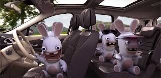 Quel constructeur automobile a utilisé l'image des lapins crétins pour promouvoir son nouveau modèle ?