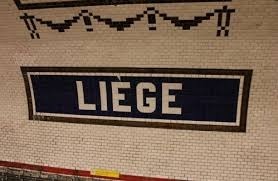 Dans quel arrondissement de Paris se trouve la station de métro "Liège" ?