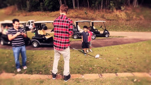 Com quantos anos Justin começou a jogar Golf?