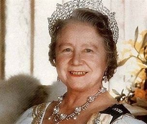 Quel est le nom de famille de la mère de la Reine Élisabeth II ?