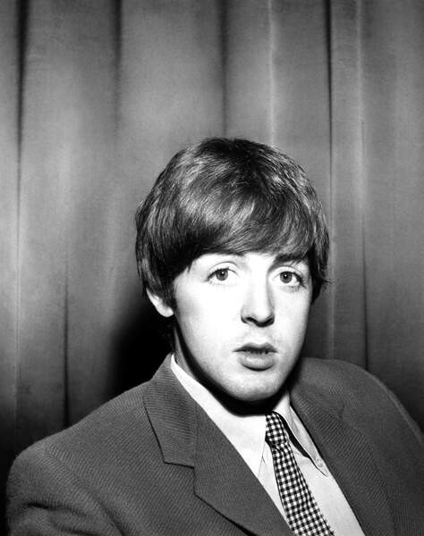 Quel est l'autre fonction du chanteur Paul McCartney dans le groupe ?