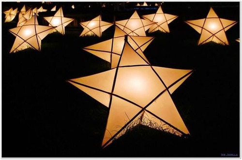 Dans quel pays d'Asie les habitants ornent leur maisons d'une "Pah-role", grosse lanterne en forme d'étoile ?