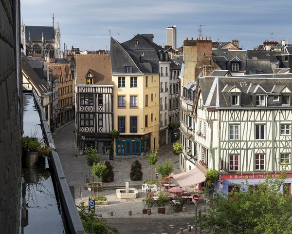 Qui a surnommé Rouen « la ville aux cents clochers » ?