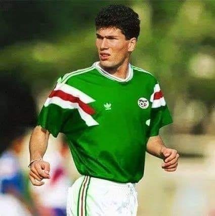 Il compte 8 sélections en équipe d'Algérie espoirs.