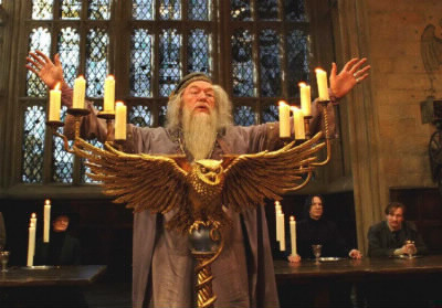 Qui interrompt Dumbledore lors de son discours ?