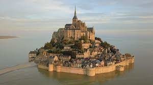 Au Mont Saint Michel  quel est le nom du capitaine qui hanterait l'abbaye ?
