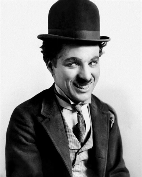 Honneur au plus célèbre de tous, il a créé le personnage universalement connu de Charlot en 1914. C'est ?