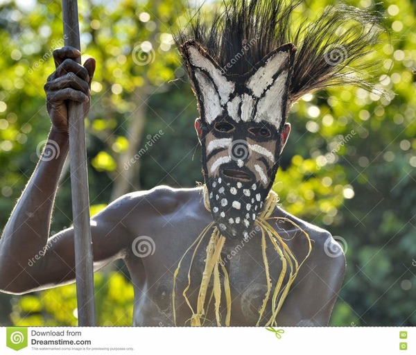 Chasseur de tête en Indonésie de la tribu...?