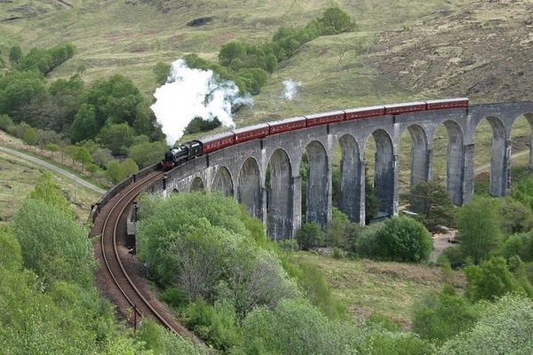 En Ecosse, comment se nomme le train touristique à vapeur qui traverse le viaduc de Glenfinnan, popularisé par la saga Harry Potter ?