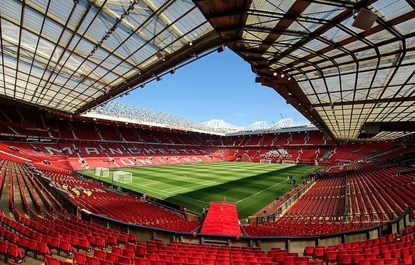 Combien le stade Old Trafford peut-il contenir de spectateurs ?