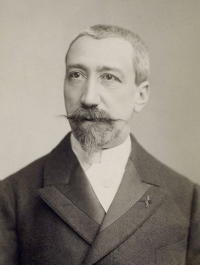 Je suis  né le 16 avril 1844 à Paris et mort le 12 octobre 1924 à Saint-Cyr-sur-Loire (Indre-et-Loire), est un écrivain français.