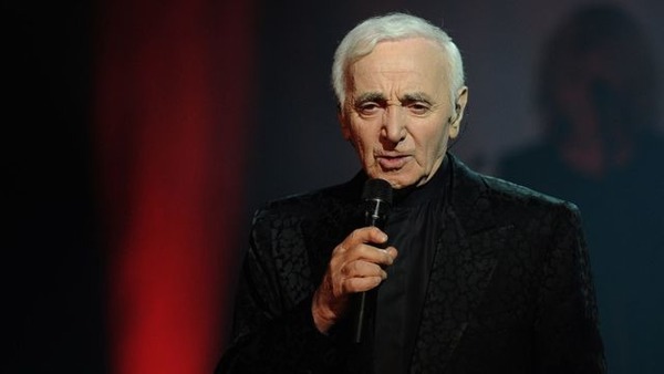 En 1975, quel chanteur a repris la chanson de Charles Aznavour "La Mamma", chanson écrite par Robert Gall, le père de France Gall sous le titre "For Mamma" ?