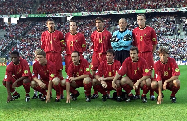 Euro 2000, la Belgique devient le premier pays organisateur à être sorti au premier tour après une défaite face à quel pays et où Filip De Wilde commis des bourdes impardonnable ?