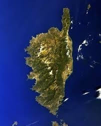 Géographiquement, de quel pays la Corse est-elle le plus proche ?