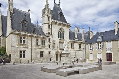 Où pouvez-vous visiter le palais Jacques-Cœur, chef-d'œuvre de l'architecture gothique ?