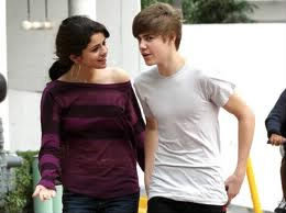 Avec qui Justin Bieber est-il en couple en 2011 ?