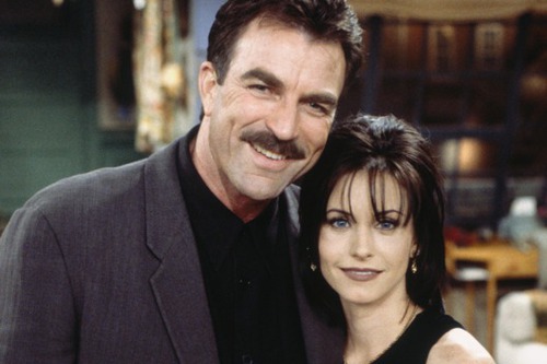 Dans quelle saison, Monica est-elle en couple avec l’ami de ces parents Richard Burke ?