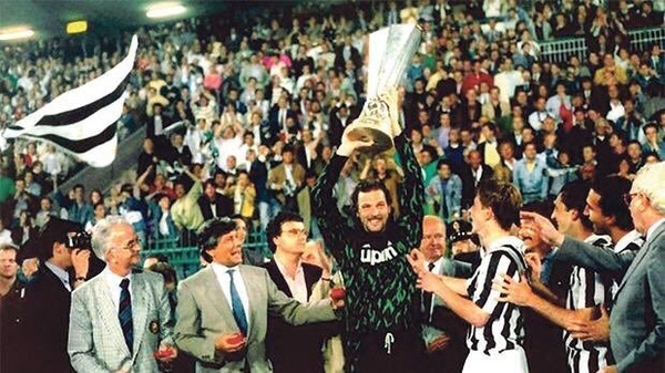C'est contre un club compatriote que la Juve a remporté la double finale de la Coupe UEFA en 1990. Quel était cet adversaire ?