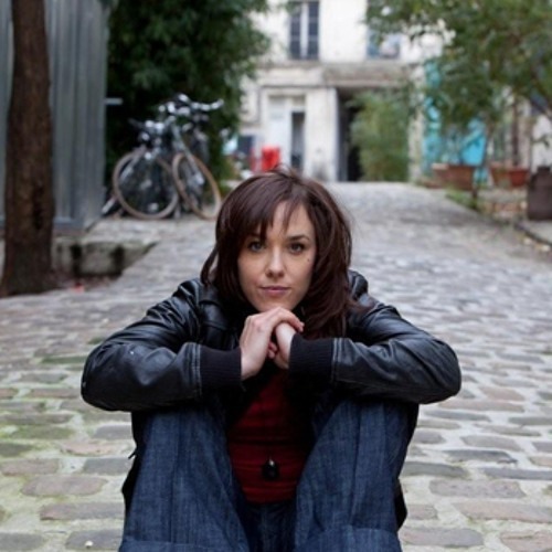 En arrivant à Paris, Zaz chante dans les rues de quel quartier ?