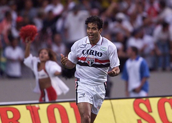 Il passera 2 saisons au São Paulo FC qui sera son dernier club pro.