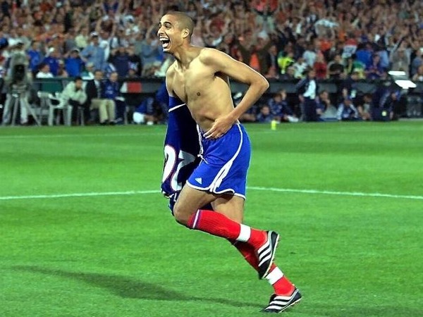 David Trézéguet jubile. Il vient d'offrir la victoire à l'équipe de France en finale de l'Euro 2000 grâce.....