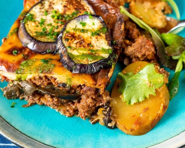 Quelle est cette spécialité greque composée d'aubergines, d'oignons et de tomates.....