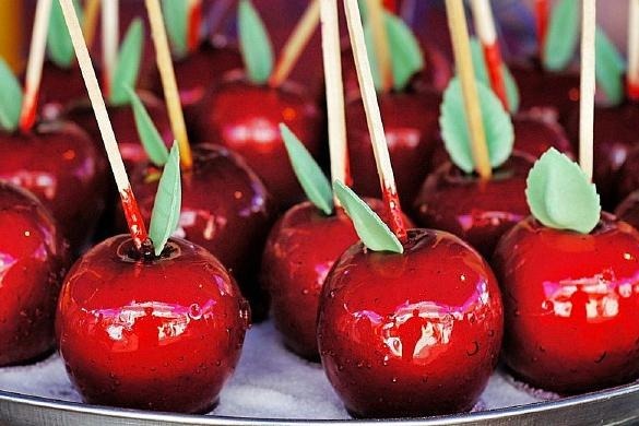 Quelle confiserie est constituée d'une pomme fraîche entourée de sucre cuit, souvent rouge ?