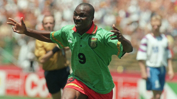 Lors du Mondial 94 le camerounais Roger Milla est devenu le buteur le plus âgé d'une Coupe du Monde. À quel âge a-t-il inscrit un but contre la Russie ?