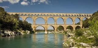 Dans la Rome antique, le pont du Gard permettait l'approvisionnement en eau de la ville de...